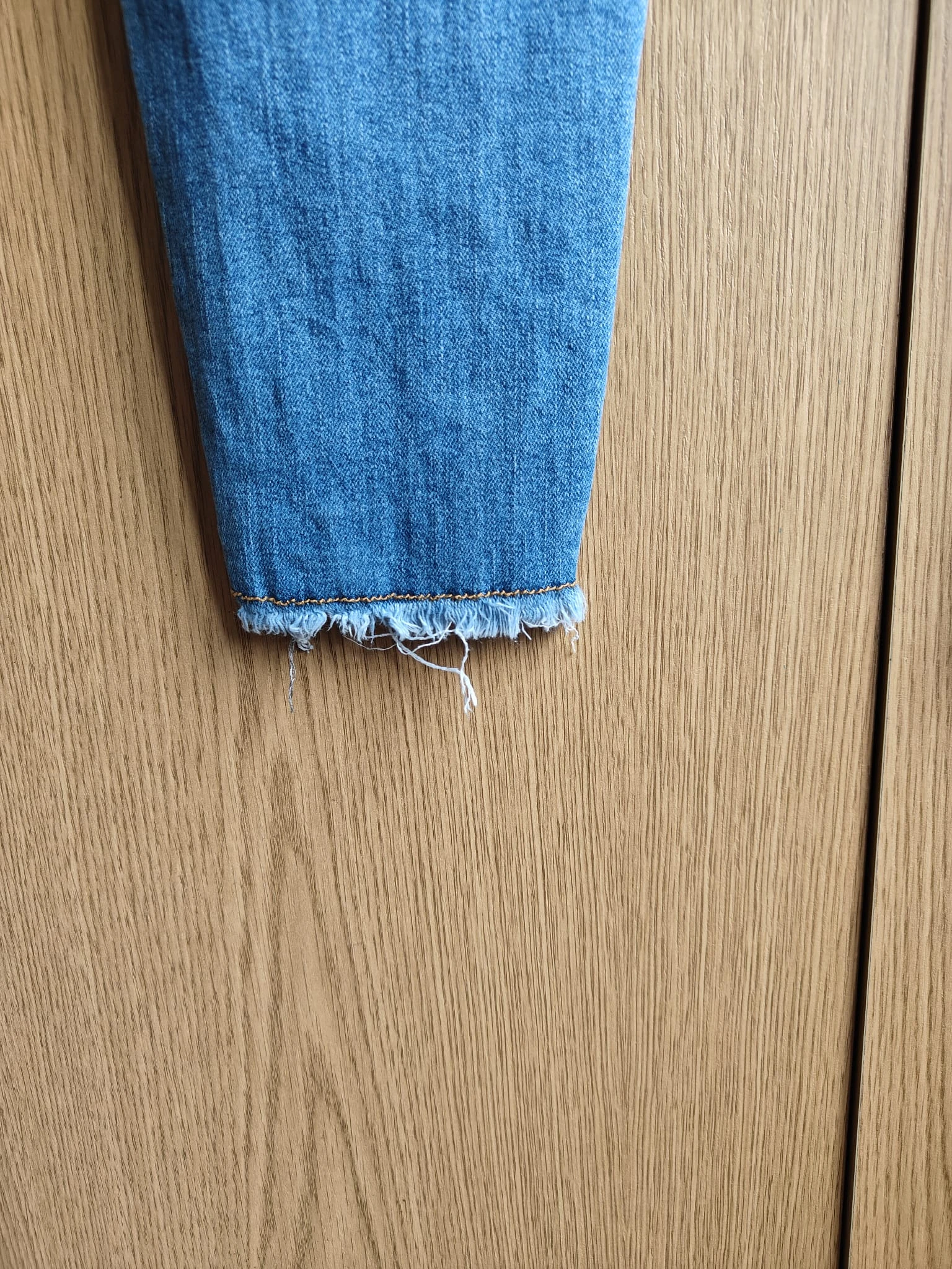 Pantalones de mezclilla con un toque moderno y relajado – photo 2